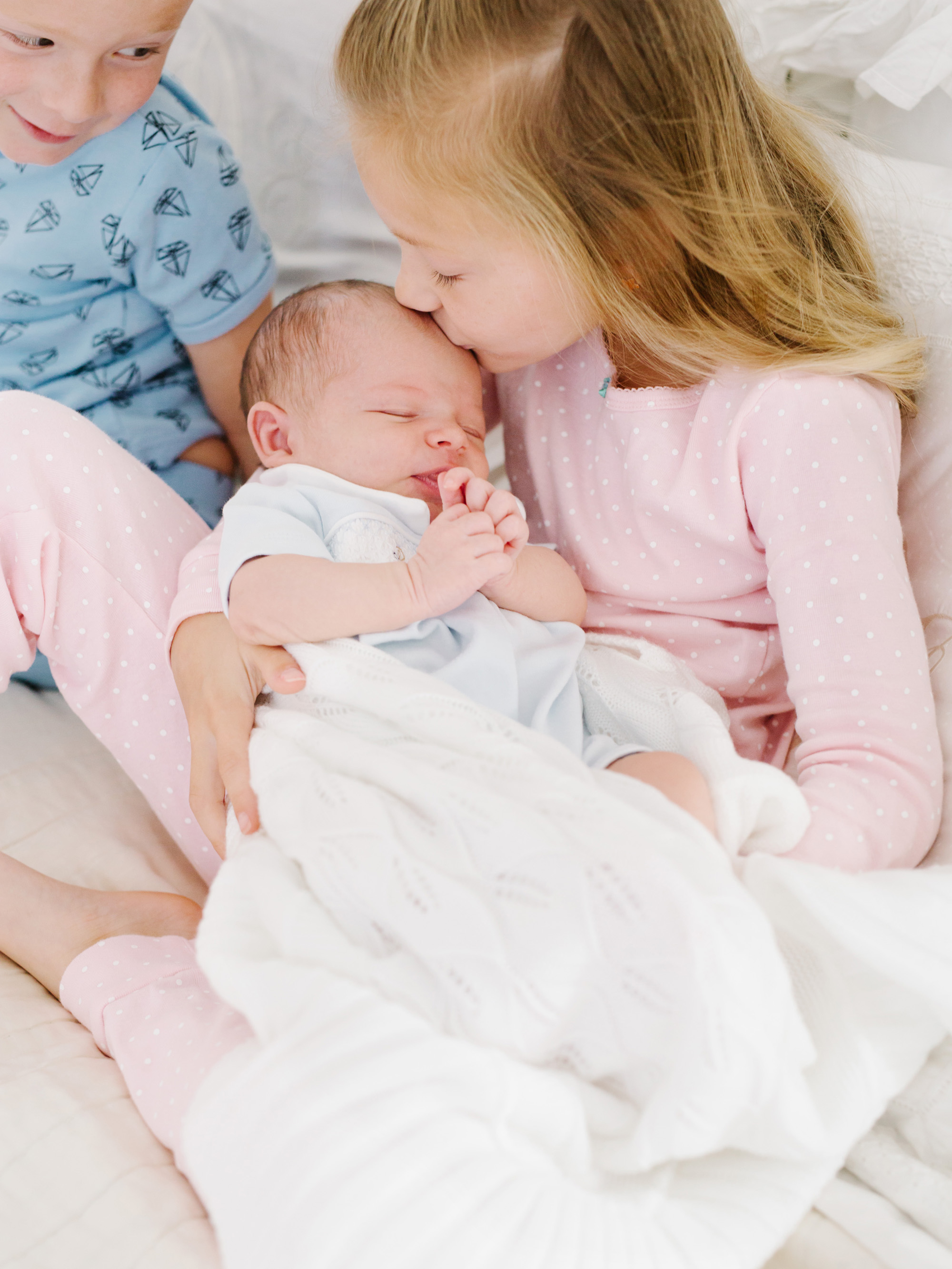 Capturing the connection between siblings by fine art newborn photographer Tenth & Grace, based in Dallas.