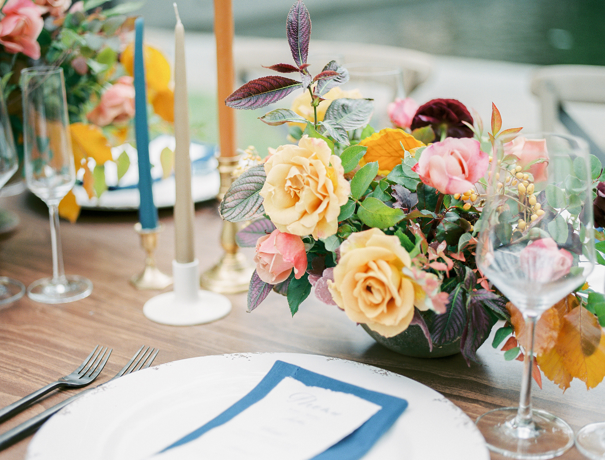 Beautiful tablescape with organic details at this Nasher Sculpture Center wedding in downtown Dallas by DFW wedding photographer Tenth & Grace.